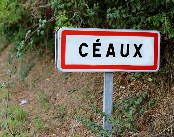 Señal Tráfico Con Texto Ceaux Pequeño Pueblo Norte Francia —  Fotos de Stock
