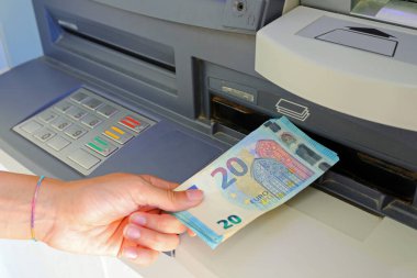 Avrupa 'daki bir ATM ATM' den Avrupa banknotları halinde para çekerek.