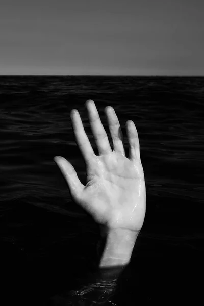 Mão Mar Uma Pessoa Que Está Afogando Procura Ajuda Com — Fotografia de Stock