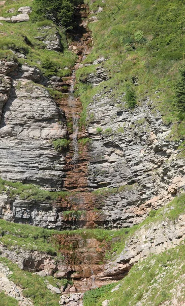 Quellwasser Das Ohne Menschen Aus Den Felsen Des Berges Fließt — Stockfoto