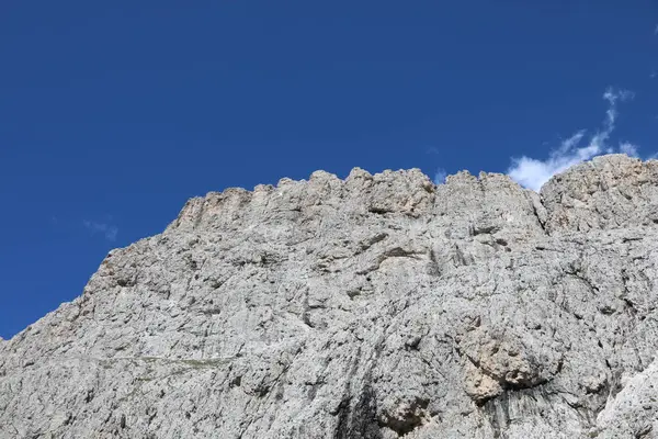 意大利北部夏季的欧洲阿尔卑斯山上意大利白云岩的岩石景观 — 图库照片