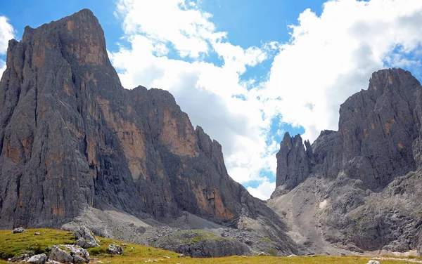 イタリアのペール マルティーノまたはパラ グループと呼ばれる山脈のヨーロッパアルプスのドロマイト — ストック写真