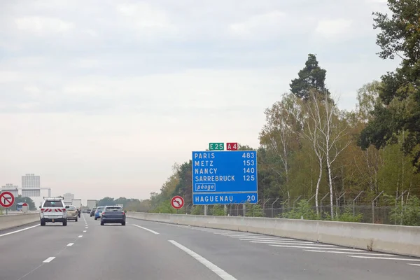 Avrupa Nın Ünlü Şehirlerine Ulaşma Talimatlarıyla Fransız Otoyolunun Yol Işareti — Stok fotoğraf