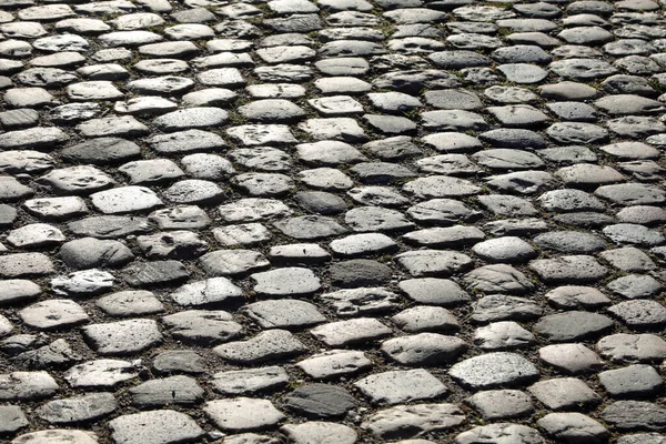 人々のいない多くの滑らかな小石で作られた道路舗装の背景 — ストック写真