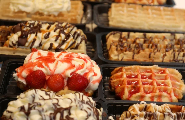 Waffle Dolce Tipico Del Belgio Con Una Decorazione Dolce Fragole — Foto Stock