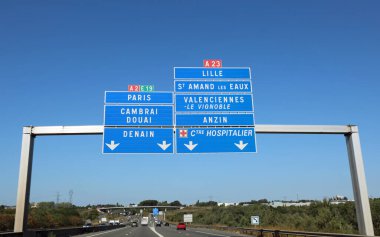 Fransa 'daki Fransız mekanlarına gidiş yönleriyle yol işareti