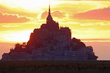 Fransa 'nın kuzeyindeki Normandiya' daki Mont Saint Michele Manastırı 'nın silueti.