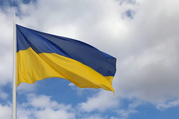 Большой Украинский Флаг Голубом Небе Голубыми Желтыми Цветами — стоковое фото