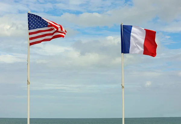Grandes Banderas Americanas Francesas Con Fondo Azul Ondeando Juntas — Foto de Stock