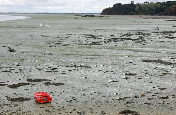 Beached Red Boat Muddy Sand Low Tide Europe — Stock Photo, Image