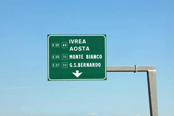 Letrero Carretera Verde Grande Con Nombres Ubicación Italia Italia — Foto de Stock