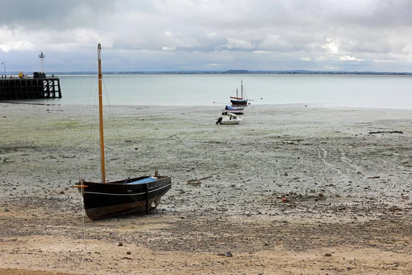 Barcos Praia Fundo Mar Durante Maré Baixa Aldeia Cancale Norte — Fotografia de Stock