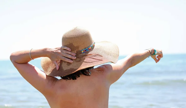 Oben Ohne Erwachsene Frau Mit Strohhut Meer Sommer — Stockfoto