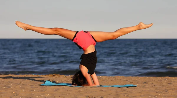 Young Slender Athletic Girl Does Exercises Gym Mat Beach Summer — Stok fotoğraf