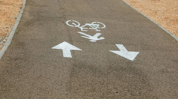 Carril Bici Ancho Con Grandes Flechas Blancas Sin Personas —  Fotos de Stock