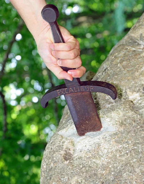 Mano Del Caballero Que Trata Extraer Espada Excalibur Incrustada Roca —  Fotos de Stock