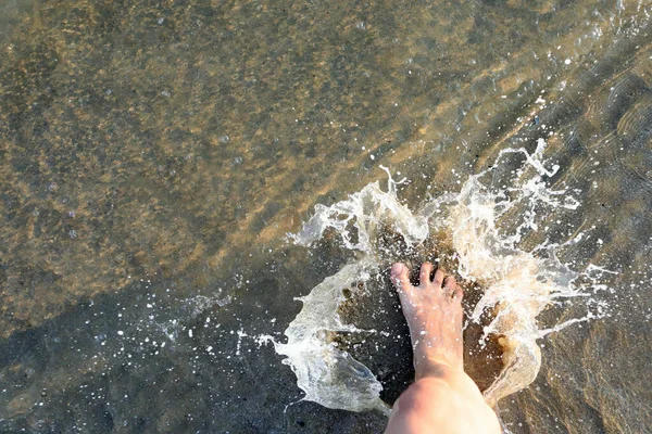 Spritzer Meerwasser Und Der Fuß Der Person Die Darauf Trat — Stockfoto