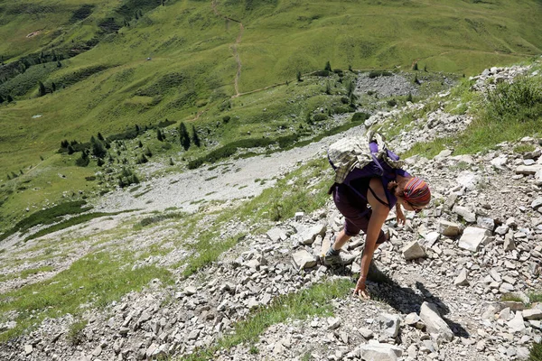 Sırt Çantasıyla Dağlarda Yürürken Genç Bayan Yürüyüşçü — Stok fotoğraf