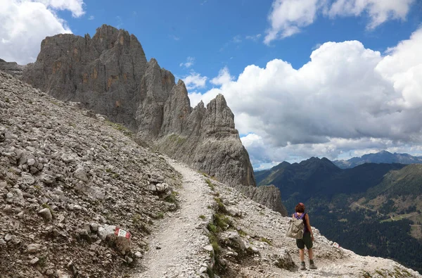 Mujer Joven Con Mochila Camina Camino Grava Los Alpes —  Fotos de Stock