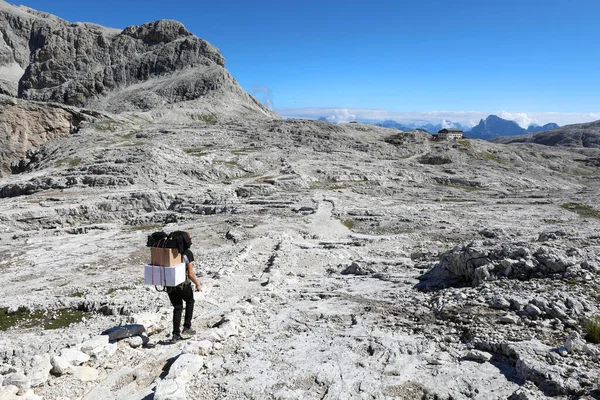 Jonge Sherpa Met Een Rugzak Het Midden Van Bergen — Stockfoto