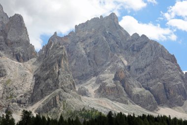 İtalya 'nın Kuzey İtalya' daki Dolomitler grubunun Alpleri yazın Venedik ve Trentino bölgeleri arasında