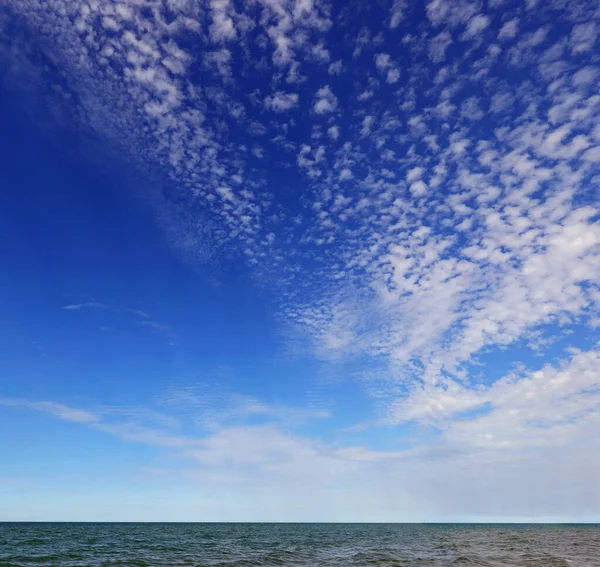 Široké Panorama Tmavě Modrou Oblohou Bílými Mraky Mořem Klidné Několika — Stock fotografie