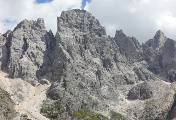 夏天没有人居住的意大利阿尔卑斯山令人叹为观止的全景 — 图库照片