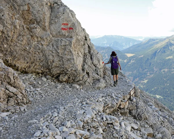 Mladá Žena Batohem Kráčí Štěrkové Cestě Alpách — Stock fotografie