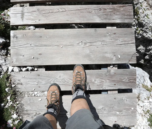 Yürüyüşçünün Ayağında Botlar Dağda Yürüyüş Yaparken Yazın Tahta Köprünün Üzerinde — Stok fotoğraf
