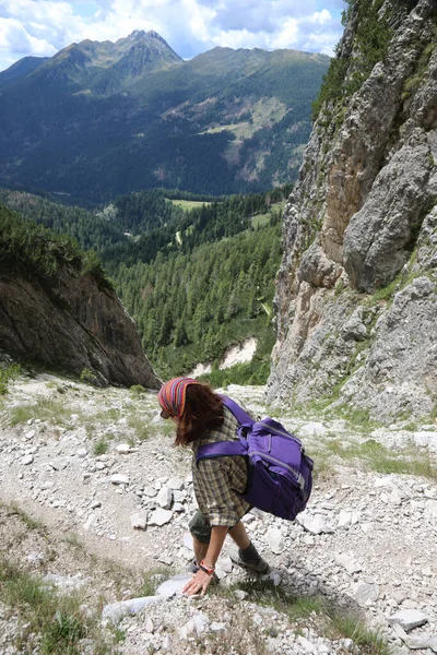 Jonge Vrouw Met Rugzak Wandelingen Het Grindpad Alpen — Stockfoto