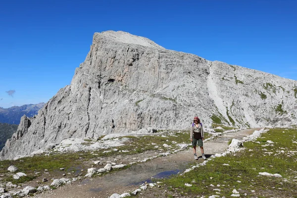 Jonge Vrouw Met Rugzak Haar Schouders Tijdens Wandeling Het Bergpad — Stockfoto