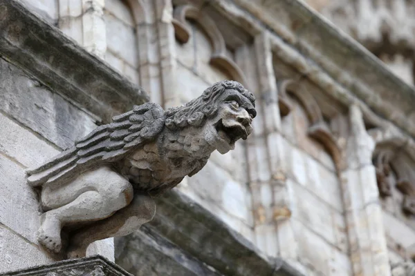 Estátua Monstruosa Com Características Quase Humanas Chamada Gárgula Fachada Edifício — Fotografia de Stock