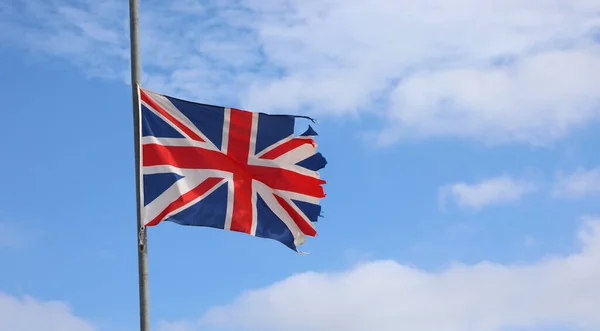 Bandera Inglesa Deshilachada Media Asta Todo Arruinado Debido Mal Tiempo —  Fotos de Stock