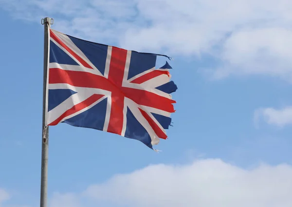 Deshilachada Bandera Inglesa Arruinada Debido Mal Tiempo —  Fotos de Stock