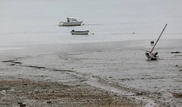 Gestrandete Boote Stranden Bei Ebbe Auf Schlammigem Sand — Stockfoto
