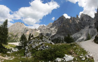 İtalya 'nın Kuzey İtalya' daki Dolomitler grubunun Alpleri yazın Venedik ve Trentino bölgeleri arasında