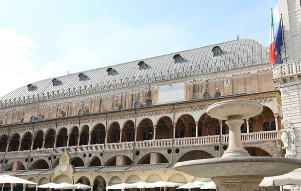 イタリアのヴェネトのパドヴァ市の古代宮殿は パラッツォ デッラ ラジョーネまたは理由宮殿と呼ばれます — ストック写真