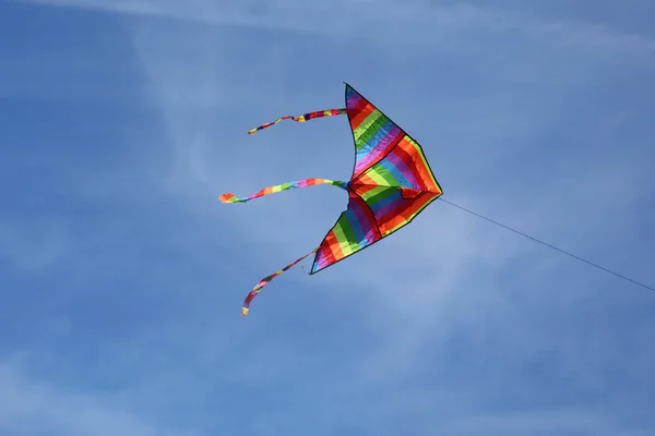 Vlieger Met Regenboog Kleuren Vliegen Blauwe Lucht Symbool Van Hoop — Stockfoto