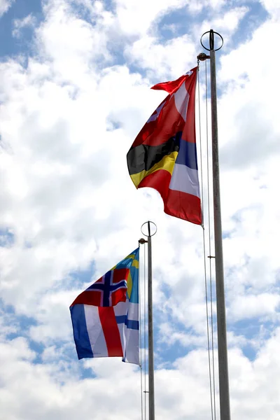 世界各国代表会面时 各国国旗在杆子上飘扬 — 图库照片