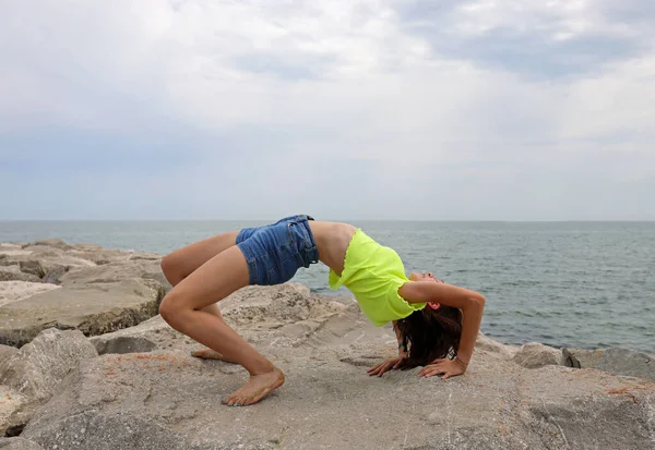 Ung Flicka Utför Gymnastiska Övningar Böja Ryggen Bakåt Klipporna Vid — Stockfoto