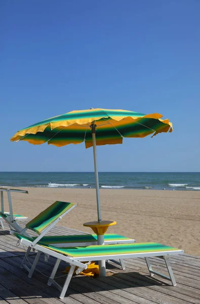 Ombrelloni Verdi Gialli Sulla Spiaggia Sabbiosa Riva Mare Estate — Foto Stock