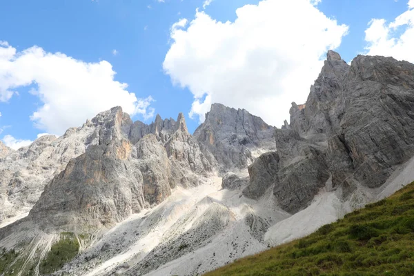 夏のヴェネトとトレンティーノ地域の間の北イタリアのドロマイトグループのイタリアアルプス — ストック写真