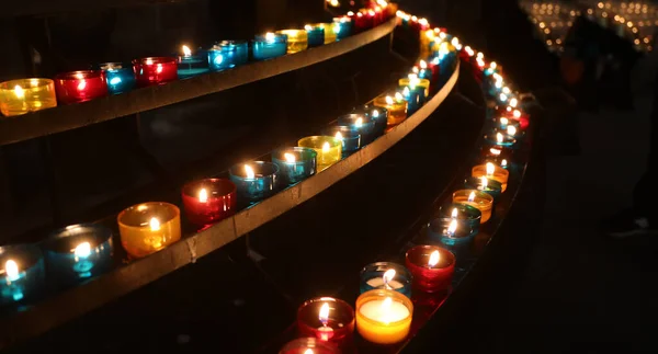 Ljus Olika Färger Kyrkan För Troendes Böner Den Religiösa Ceremonin — Stockfoto