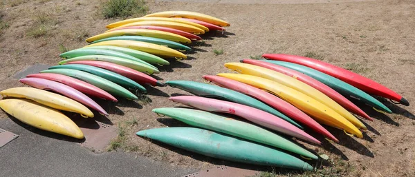 许多多彩的独木舟在河边供划船学校使用 — 图库照片