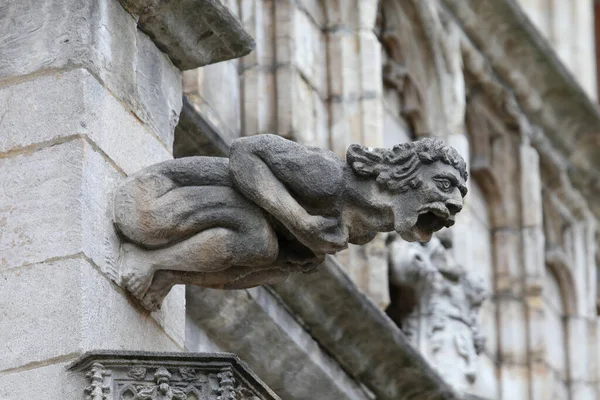 Statua Mostruosa Con Tratti Quasi Umani Chiamata Gargoyle Sulla Facciata — Foto Stock