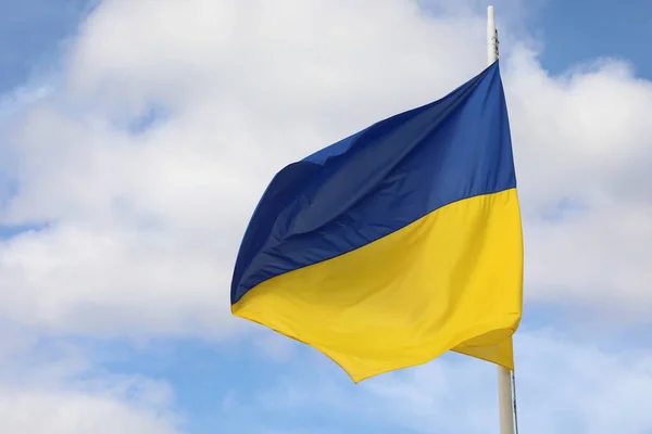 Большой Украинский Флаг Голубом Небе Голубыми Желтыми Цветами — стоковое фото