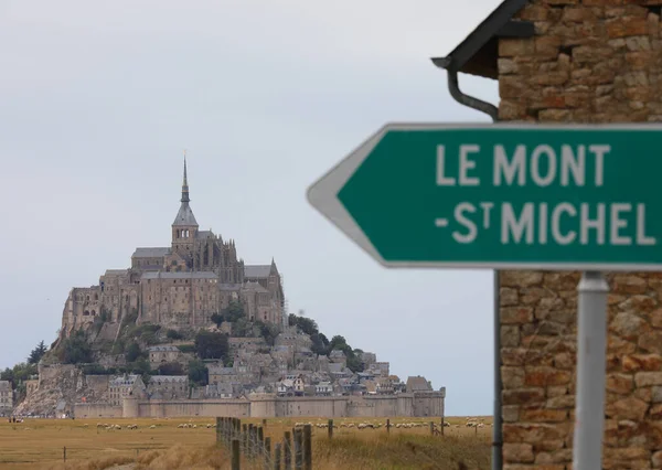 Дорожній Знак Написом Мон Сен Мішель Стріла Вказує Стародавнє Абатство — стокове фото