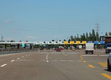 Üstat, VE, İtalya - 8 Temmuz 2022: otomatik elektronik ödeme için şeritleri olan Venedik yakınlarındaki gişe