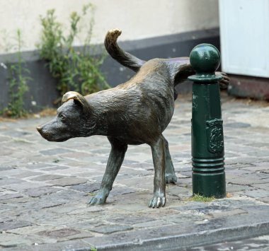 Brüksel, B, Belçika - 19 Ağustos 2022: işeyen köpek heykeli Het Zinneke
