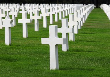 Colleville-sur-Mer, FRA, Fransa - 21 Ağustos 2022: D-Day Landing yakınlarındaki Amerikan Askeri Mezarlığı 'nda beyaz haçlar